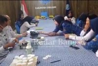 Semua Staf BNNK Lumajang saat di tes urine di kantor BNNK Lumajang, Senin (2/1/2023). (Dok Foto Riyaman/Radarbangsa.co.id)