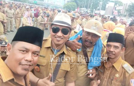  Kepala desa Bondoyudo, Kecamatan Sukodono, Edi Hariyanto, yang didapuk sebagai koordinator aksi damai, saat di Jakarta, Selasa (17/1). (Dok Kades Bondoyudo,  for Riyaman/RB)