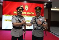 [17.36, 20/1/2023] RIAMAN LUMAJANG: AKBP. Dewa Putu Eka Darmawan bersama AKBP. Boy JS, saat Sertijab di Polda Jatim, Kamis (19/1/2023). (Dok Humas Polres Lumajang, for Riyaman/RB)