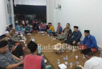  Kapolsek Randuagung, Ketika lakukan sambang ke Komoditas Pecinta Burung Berkicau di Desa Randuagung, Sabtu (7/1/2023) (Dok Humas Polres Lumajang, For Riyaman/RB)