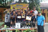 SDN Citrodiwangsan 02, saat menerima piala juara 1, di rangkaian HUT Ke - 36 SMPN 3 Lumajang, Jum'at (27/1). (Dok Riyaman/Radarbangsa.co.id).