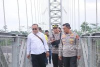  Kapolres Lumajang AKBP Boy Jeckson, S.H., S.I.K., M.H, ketika meninjau langsung jembatan gantung Kaliregoyo di Dusun Sumberwuluh, Kecamatan Candipuro, Senin (30/1/2023). (Dok Humas Polres Lumajang, for Riyaman).