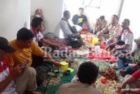 Ket Foto : Rapat kerja bulanan LSM LBSI LUMAJANG, di Kediaman Ketua LSM LBSI, H. Romli Efendi, Sabtu (28/1) siang tadi. ( Dok Riyaman/Radarbangsa.co.id ).