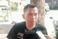 Sekertaris DPC PDIP Kabupaten Lumajang, H. Bukasan, S.Pd., MM, ketika dibincangi Radarbangsa.co.id, di warung kopi, jalan Suwandak Lumajang, Kamis (26/1). (Dok Riyaman/Radarbangsa.co.id)