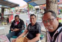 Ngopi Bareng dengan Wakil Ketua DPRD Kabupaten Lumajang, H. Bukasan, S.Pd., MM, di Trotoar jalan Suwandak Lumajang, Kamis (26/1). (Dok Riyaman/Radarbangsa.co.id)