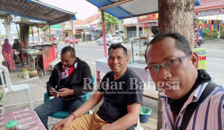 Ngopi Bareng dengan Wakil Ketua DPRD Kabupaten Lumajang, H. Bukasan, S.Pd., MM, di Trotoar jalan Suwandak Lumajang, Kamis (26/1). (Dok Riyaman/Radarbangsa.co.id)