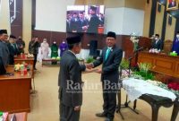 Ketua DPRD Kabupaten Pasuruan, Sudiono Fauzan melantik dua anggota DPRD Kabupaten Pasuruan, dalam rapat paripurna Pergantian Antar Waktu (PAW), Kamis (5/1) (Istimewa/RB)