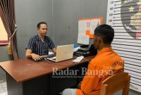 Terduga pelaku yang setubuhi anak kandung, saat dimintai keterangan di Mapolres Pringsewu, Selasa (03/01/2023/) (Doc. Polres Pringsewu)