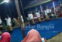 Persembahan Tarian Adat Lampung saat tampil di festival di Pekon Waya Krui, Senin Malam, (02/01/2023). (Darmawan/RadarBangsa.co.id)