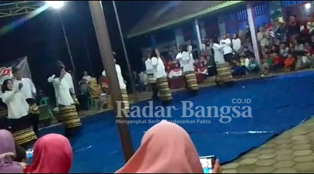 Persembahan Tarian Adat Lampung saat tampil di festival di Pekon Waya Krui, Senin Malam, (02/01/2023). (Darmawan/RadarBangsa.co.id)