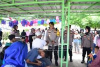 Kusumo Wahyu Bintoro mengecek situasi libur tahun baru di wisata Bahari Tlocor. Minggu (01/01) (Dok Polresta Sidoarjo).