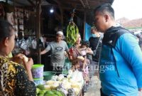 Kapolresta bincang dengan pedagan pasar di krian.Jumat (06/01) (Dok Polresta for Rino)