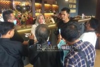 Putri dan suami saat di wawancara media di ratabata cafee Taman Pinang Sidoarjo. Minggu (8/1). (Doc Istimewa/RB)