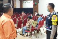 Anggota polresta Sidoarjo  berbincang dengan jamaat gereja, Minggu (8/12024) (Dok Polresta for Rino/RB)