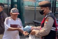 Anggota polresta berbagi pada para kaum duafa yang ditemui dijalan raya.Rabu (11/1/2024) (Foto :Rino Tutuko)