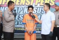 Pelaku saat ditanya oleh kapolresta, Kamis (13/1/2024) di malpolresta Sidoarjo (Foto :Rino Tutuko)