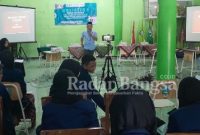 Anggota PWI saat memberikan pelatihan jurnalistik ke Siswa Siswi SMK NU Plus .Jum at (13/1/2023) di Aula sekolah SMK NU Plus Kav DPRD Beluruh Sidoarjo .( Foto : Rino Tutuko)