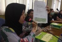 Salah satu Korban PT Sipoa menunjukan bukti cek kosong yang berikan oleh PT Sipoa .Selasa (17/1/2023) di Gedung Dewan lantai 2 (Foto : Rino Tutuko )