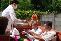 Anggota polresta yang beragama Hindu sedang melakukan sembayang di pura. Sabtu (21/1/2023) (Foto : Rino Tutuko )