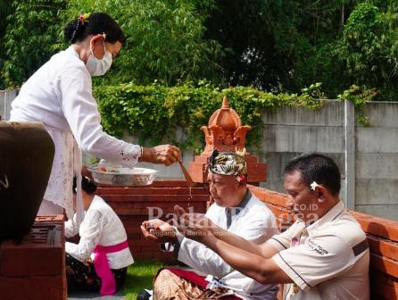 Anggota polresta yang beragama Hindu sedang melakukan sembayang di pura. Sabtu (21/1/2023) (Foto : Rino Tutuko )