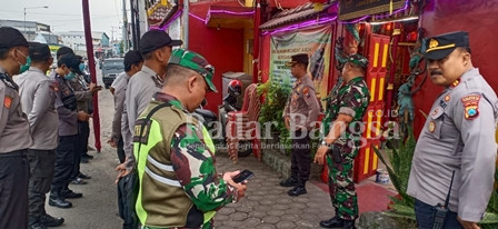 Sinergi TNI -Polri memberi rasa aman pada peringatan Imlek di Kabupaten Sidoarjo .Sabtu (21/1/2023) (Foto : Rino Tutuko )