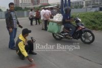 H Haris Komisi A Sidak lokasi usai pimpin Hering terkait persoalan jalan alternatif di tambak Oso.Kec Waru Kamis (26/1) .(Foto :Rino Tutuko)