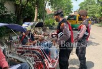 Dua anggota Sat Samapta Polresta Sidoarjo berpatroli  dan berdialog dengan tukang becak di  Jl. Raya Diponegoro, Sidoarjo.Rabu (4/1/2023) (Dok Polresta)