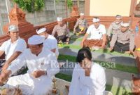 Anggota polresta yang beragama Hindu saat melakukan sembayang di pure.Rabu (4/1/2024)  (Dok Polresta Sidoarjo for RB)