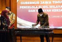 Bupati Sidoarjo H. Ahmad Muhdlor S. IP menandatangani Kesepakatan Bersama di Gedung Negara Grahadi Surabaya, Selasa (03/1/23). ( Dok Kmf Sda for Rino/RadarBangsa.co.id)