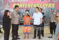 Kapolresta Sidoarjo Kombes Pol Kusumo Wahyu Bintoro saat pers reales dan menayai pelaku (06/01) (Dok Hms Polresrta for Rino/RB)