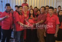 Bacaleg Hadi Saat menerima bendera partai dari pengurus   jumat (6/1/2024)di Tanggulangin rumah makan, (Doc, Rino Tutuko)