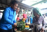 Kapolresta menemui pedagang pasar porong ,sambil mendengar curhatan pedagan .Jumat (27/1/2023) (Foto : Rino Tutuko )