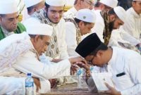 Gus Bupati menciaum Tangan Habib Abdul Qodir pada acara doa bersama di pendopo kab Sidoarjo .Jumat (27/1/2023) (Foto : Rino Tutuko )