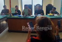 Tim Kurator tunjukkan 2 SHM aset PT. BSJ dalam Rapat Kreditor Pertama pada Selasa 10 Januari 2023 (Foto : Yudha)