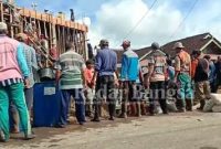 Para warga Dusun Sukamaju Gunung Megang Tanggamus, saling bergotong royong membangun Masjid Al-Amin, Sabtu 21/01/2023 (dok.Apriadi/Anton/Radar Bangsa)
