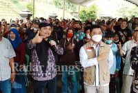 Panglima Nurhadi dalam Forum KIE Bidang Pengawasan Obat Tradisional dan Suplemen Kesehatan Bersama Tokoh Masyarakat di Bukit Doraemon BUMDES Desa Blimbing (foto: Rurin)