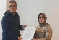 Dirjen IKP Kemenkominfo, DR Usman Kansong menerima draf R- perpres Tanggungjawab Perusahaan Platform Digital untuk Mendukung Jurnalisme Berkualitas dari Ketua Dewan Pers, DR Ninik Rahayu (Dok SMSI for RadarBangsa.co.id)