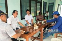 Pak Lutfi bersama Kades dan Perangkat Desa Silir saat ngopi bareng sambil berdialog santai (foto: Rurin)