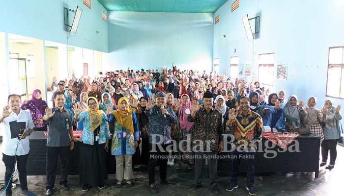 Komisi IX DPR RI foto bersama seusai kegiatan sosialisasi program JKN (foto: Rurin)