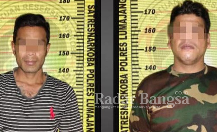 Dua pria budak sabu berinisial 'SR' (39) warga Desa Selokbesuki, Kecamatan Sukodono, dan inisial 'EP' (36) warga Desa Krasak, Kecamatan Kedungjajang, beserta barang bukti berat 4,55 gram diduga sabu. (Dok Humas Polres Lumajang, for Riyaman).