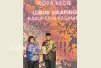 Bupati Pasaman Benny Utama, Saat Menerima Piala Adipura (Istimewa)