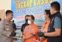 Kapolresta sedang mengomfermasi tersangka kurir sabu ,Jum at (3/2) di Malpolresta Sidoarjo ( Foto : Rino Tutuko )