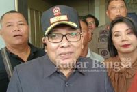 Kapala satpol PP minta maaf,kerena adanya miskomunikasi yang terjadi sehingga menyababkan ada penurunan bendera partai gerinda .Kamis (2/2/2023) DiKantor Pol PP Sidoarjo (Foto : Rino/Radarbangsa co id