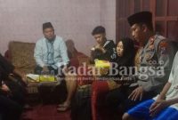 Kapolresta takziah di rumah anggota yang telah berpulang,Jum at (3/2) di Krian.(Foto:Rino Tutuko)