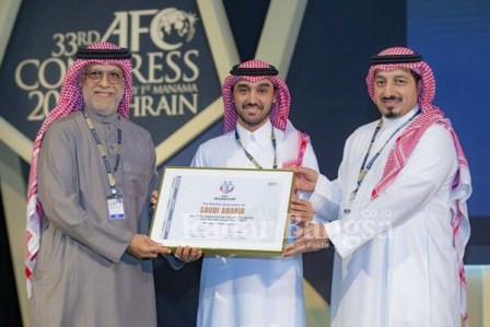 From left to right, AFC President Shaikh Salman bin Ebrahim Al Khalifa; Minister of Sport HRH Prince Abdul Aziz bin Turki Al-Faisal, and SAFF President Yasser Al-Misehal, Rabu (01/02). (Dok Saudi Arabian Football Federation for RadarBangsa.co.id)