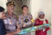  Kapolres Bangkalan  didampingi kapolsek Socah saat  penyerahan Rumah pada warganya (Dok Polres Bangkalan for Ruslan)