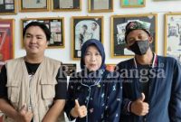 Kepala sekolah SMPN 2 Socah Nurdiana Fary.
Kanan : Salman Alrosyid (Pengelola museum Perusnia) (Dok Priadi for RB)