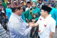 Plt.Bupati Bangkalan saat berjabat bersama Wakil Ketua DPR RI Drs. H. Abdul Muhaimin Iskandar, Minggu (26/02) (Dok foto Ruslan/RB)
