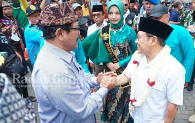 Plt.Bupati Bangkalan saat berjabat bersama Wakil Ketua DPR RI Drs. H. Abdul Muhaimin Iskandar, Minggu (26/02) (Dok foto Ruslan/RB)
