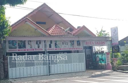 Riea Salon yang terletak di Jl. Letnan Jendral Sunandar Priyo Sudarmo no 212, Desa Kutorenon, Kecamatan Sukodono, Kabupaten Lumajang (Dok Foto Riyaman/RadarBangsa.co.id)